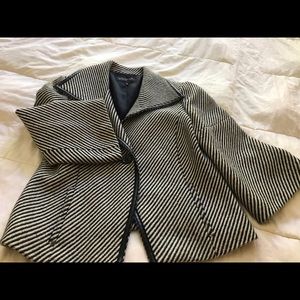 Short jacket with 3/4 sleeves.